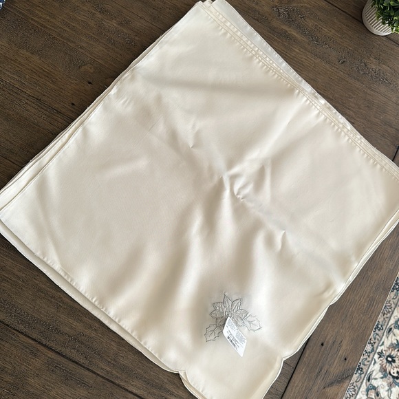 Classical Elegant Christmas Napkins, 12 - Picture 4 of 4